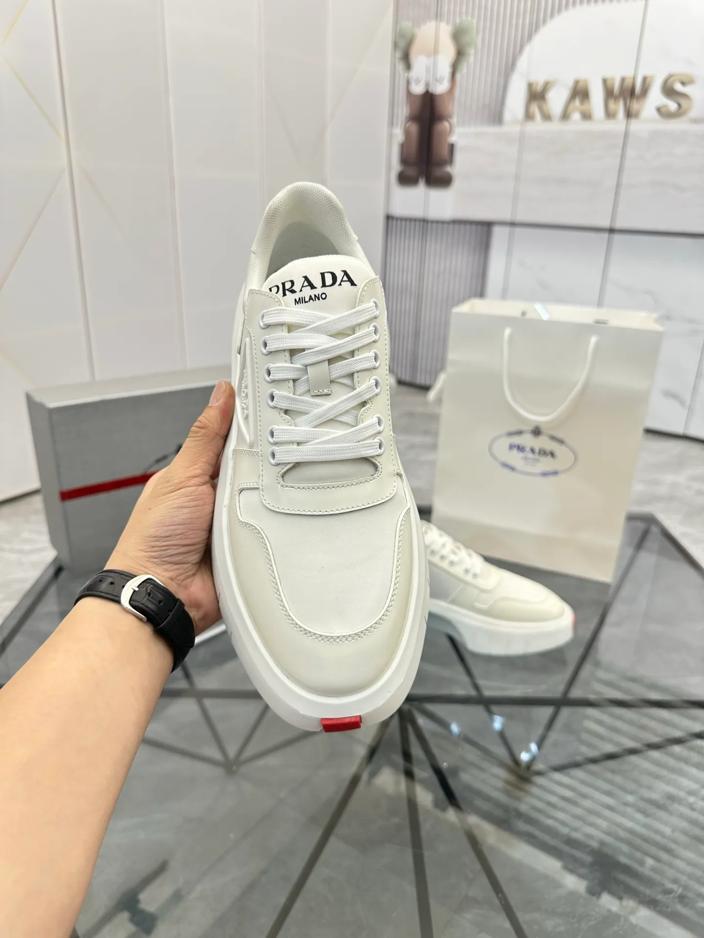 Men's shoes: 💰P620¥ High-end top quality Product trademark: Prada *"Prada*" low-top casual shoes Regular size: 38-45 (can be customized to 46) Product materials: imported first-layer cowhide leather on the upper spliced ​​with original fabric, breathable lining, cowhide foot pads, original ultra-light foam outsole. No.: 001